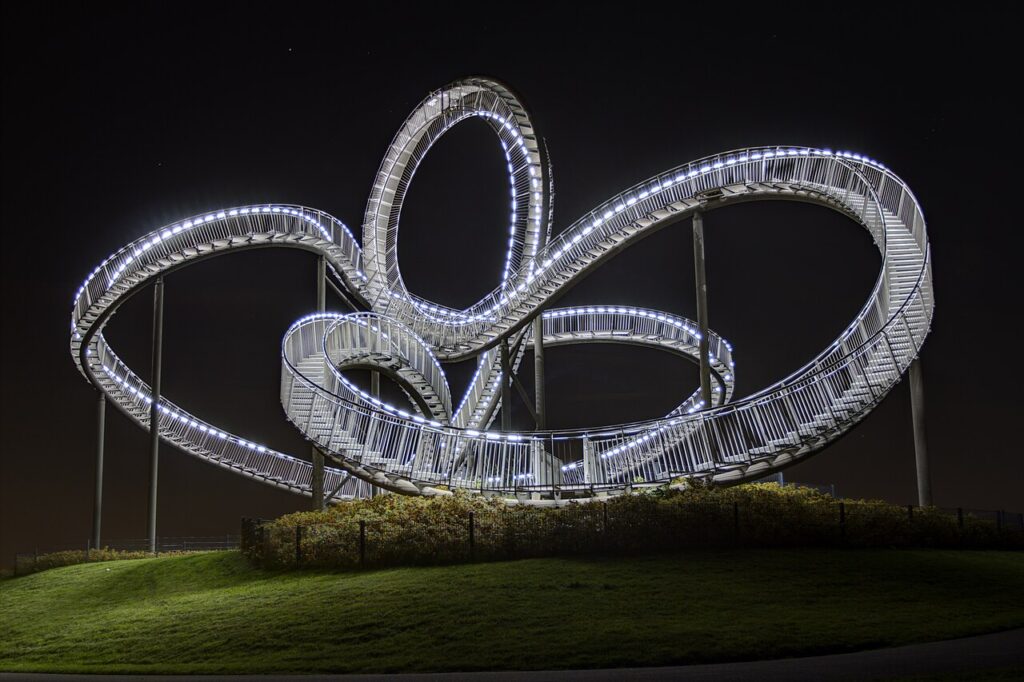 Nachtaufnahme Skulptur Tiger & Turtle